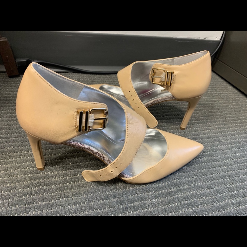 Nude pumps w buckle